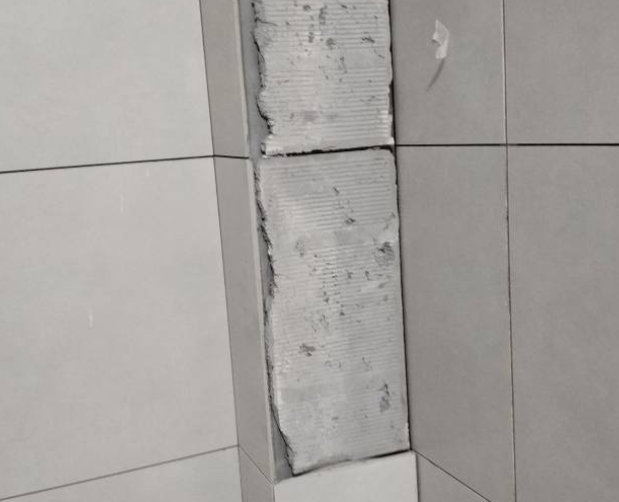 广元瓷砖空鼓维修公司分享下瓷砖施工前基层浇水润湿程度不足，可能导致以下问题